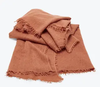 En stue med en sektionssofa og en stor reol i terninger