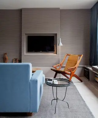 Petit téléviseur de salon avec panneau mural