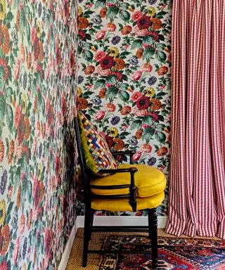 Couleur de la chambre avec papier peint et tissu à fleurs