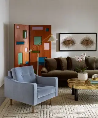 복고풍 색상 팔레트와 액세서리를 갖춘 거실