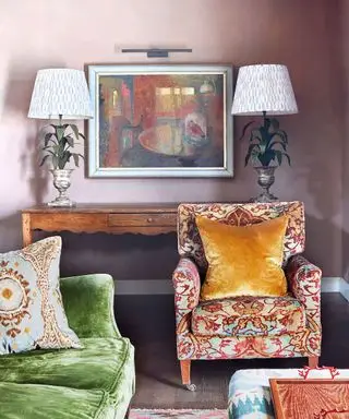 옅은 핑크색 벽, 풍성한 벨벳, 무늬가 있는 의자가 있는 거실