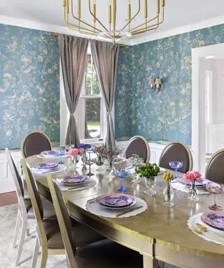 Soverom dekorert med et blått mønster tapet