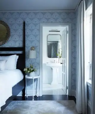 gjenta mønster tapet på et soverom