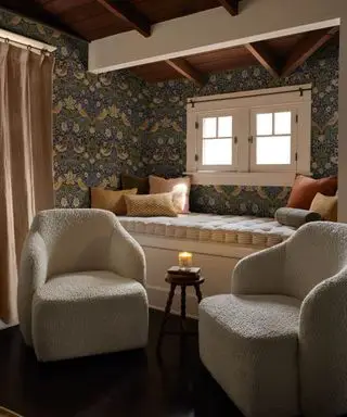 Morris 7 Co fugletapet i en soveromskrok