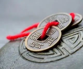 Ornamento de dinheiro chinês em uma rocha