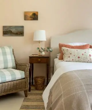 Hyggeligt soveværelse med kunst på væggene