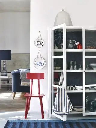 Gabinete blanco con interior azul.