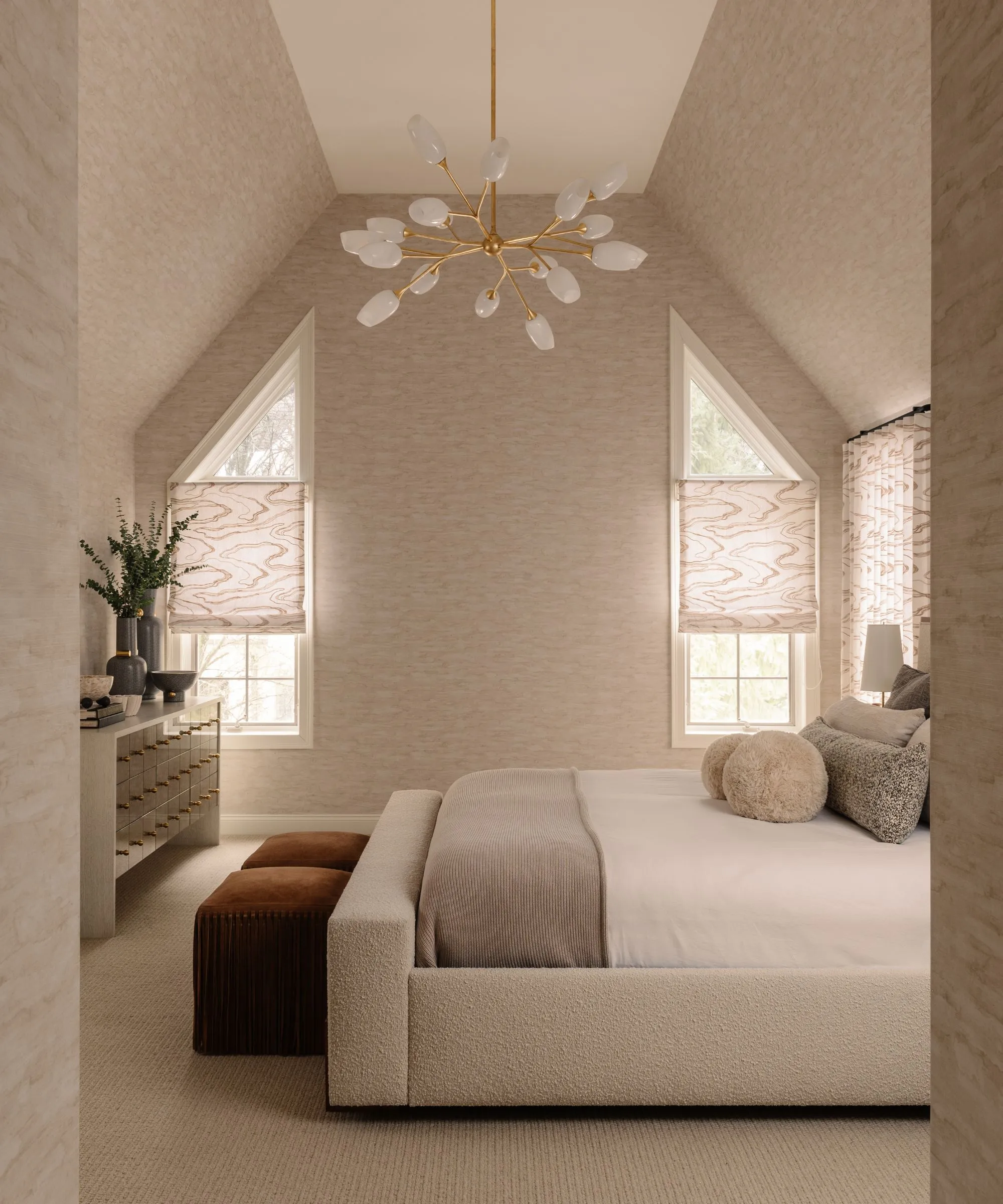 微妙な模様の壁紙と高い天井、白とグレーの寝具を着たブークレ ベッドを備えたニュートラルなベッドルーム' loading='lazy' title=