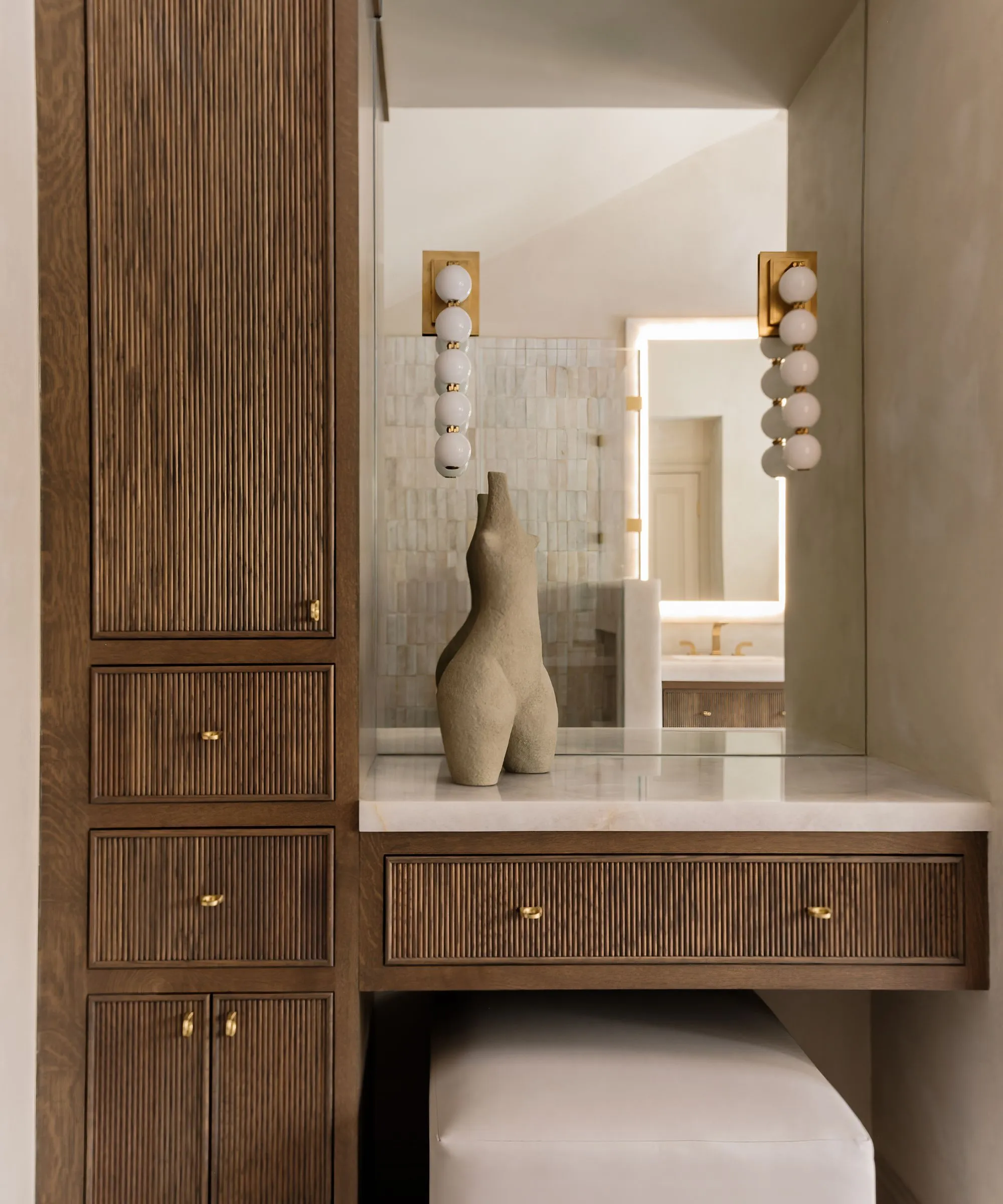 葦の木のキャビネットと存在感のある照明付きの鏡を備えた化粧台エリア' loading='lazy' title=