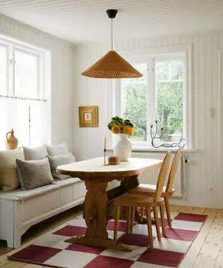 rødt ruteteppe i nøytral frokostspisestue
