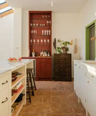 britisk standard skap hvitt kjøkken med rød bar