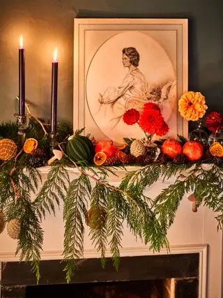 크리스마스 나뭇잎으로 장식된 거실 벽난로