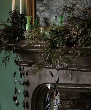 나뭇잎과 조개껍질로 장식된 벽난로를 닫으세요