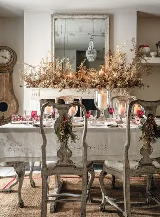 가을 단풍과 크리스마스 벽난로 장식