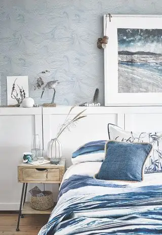 chambre avec papier peint à motifs de vagues