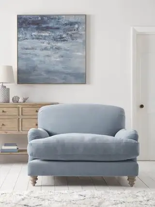 fauteuil bleu avec peinture de paysage marin