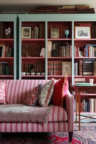 Regale dekoriert mit Büchern und Kunstwerken