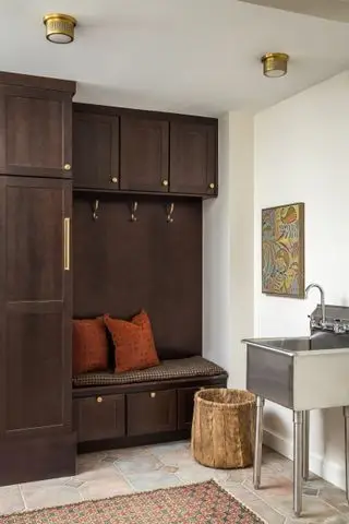 vestiaire avec évier en inox sur pattes