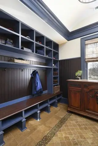 Vestiaire de style clubroom avec casiers et commode antique