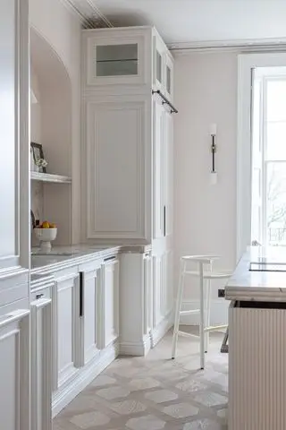 Cuisine blanche avec murs à Holland Park par Mylands