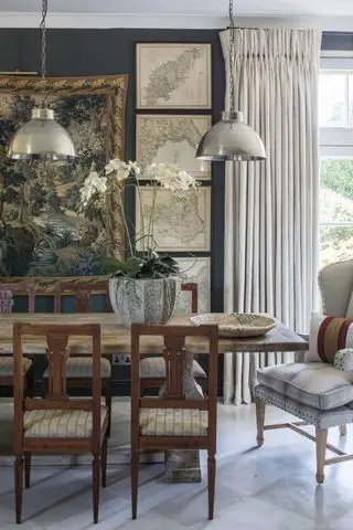 Grand conte de salle à manger en bois, chaises de salle à manger en bois, lampes suspendues industrielles argentées et mur bleu foncé