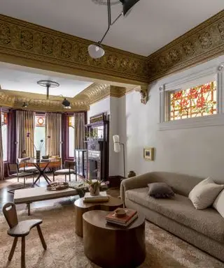 Salon ouvert avec canapé marron et accents violets