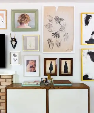 Stěna galerie s jasnými obrázky