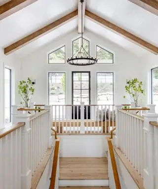 En hvid repos med en lysekrone og en trappe