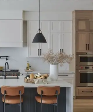 Et hvidt køkken med en ø