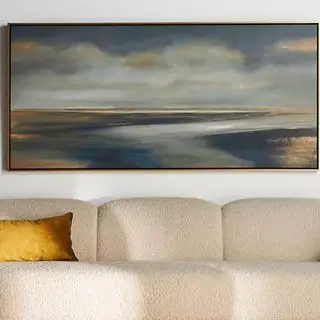 Et stort maleri over en hvid sofa