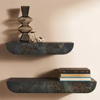 To svævende hylder på en hvid væg