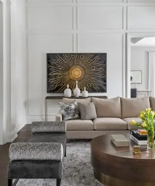 En hvid stue med en beige sofa