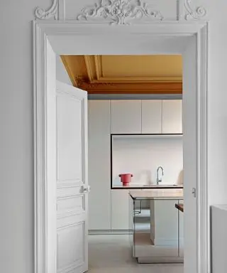 黄色と白のコントラストを使った天井のアイデア