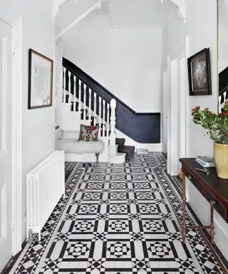 Carrelage de couloir victorien avec motif géométrique noir et blanc