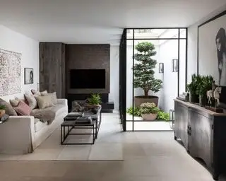 Soggiorno moderno con boiserie in legno e TV