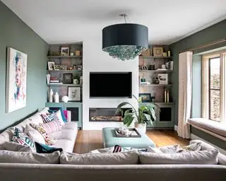 Idee per camere familiari con ampio divano e TV