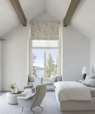 梁と高い天井のあるすべてクリーム/白のベッドルーム