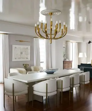 白いテーブルと椅子、シャンデリアのあるダイニング ルーム