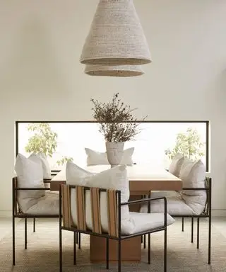 La peinture crème est-elle de nouveau à la mode ? 7 façons dont les architectes d'intérieur utilisent cette teinte autrefois évitée