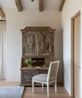 白い寝室の苦しめられたビンテージ ドレッサー