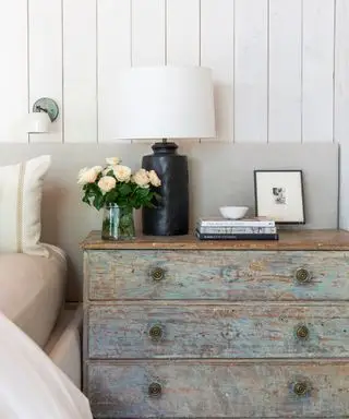 ヴィンテージの引き出しをベッドサイドテーブルとして使用