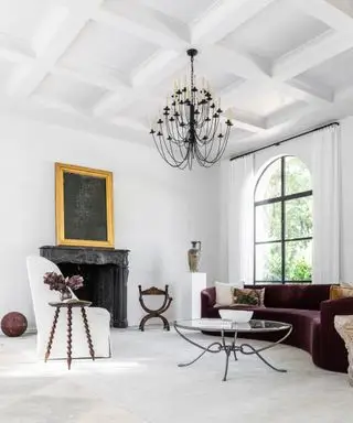 古い家具と新しい家具が混在する白いリビング ルーム