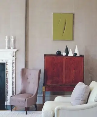 Stue med beige vegger og skjenk i tre