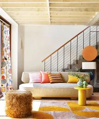 stue med sofa og sidebord