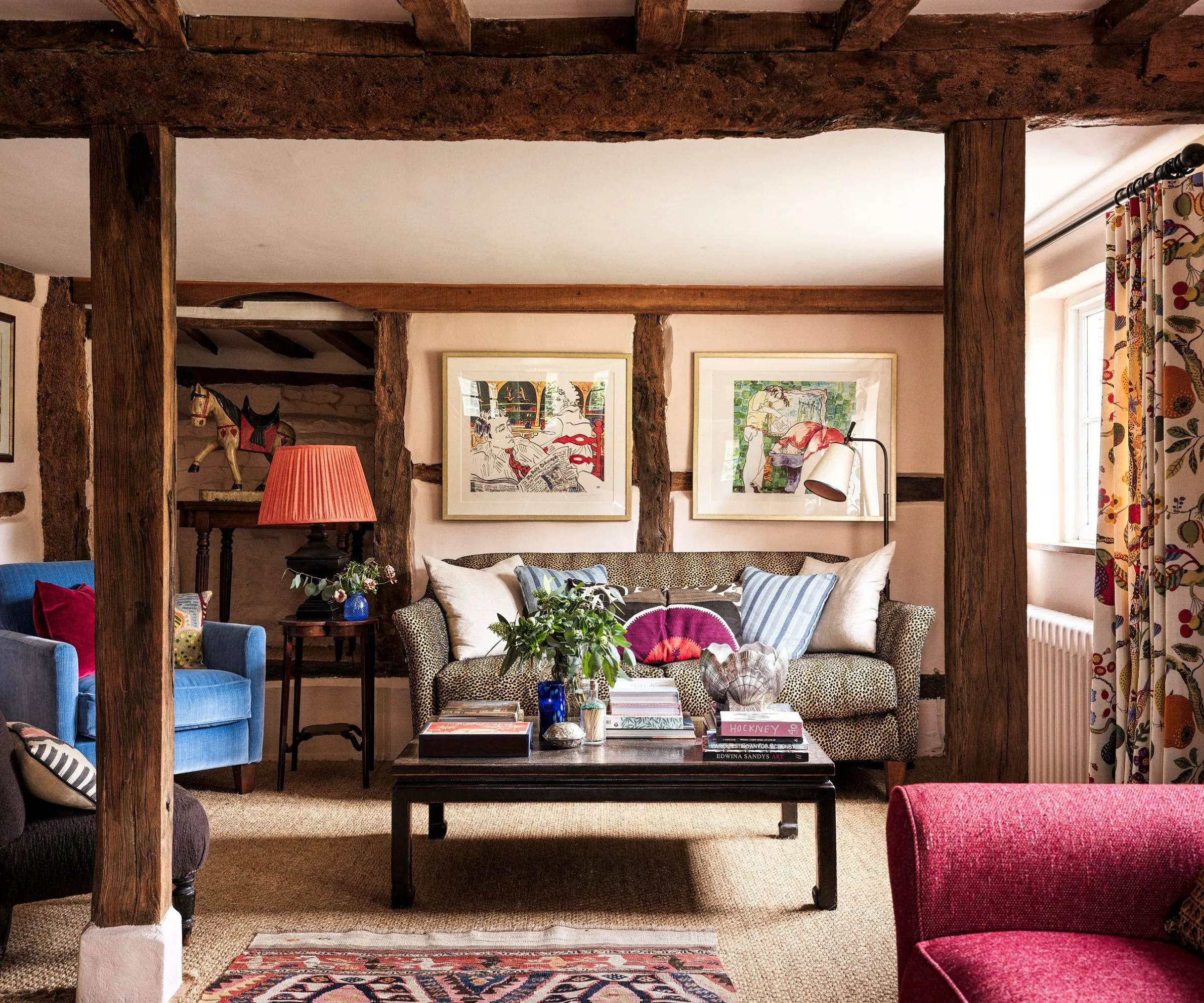 Landhausküche mit cremefarbenen Schränken und Holzbalken' loading='lazy' title=