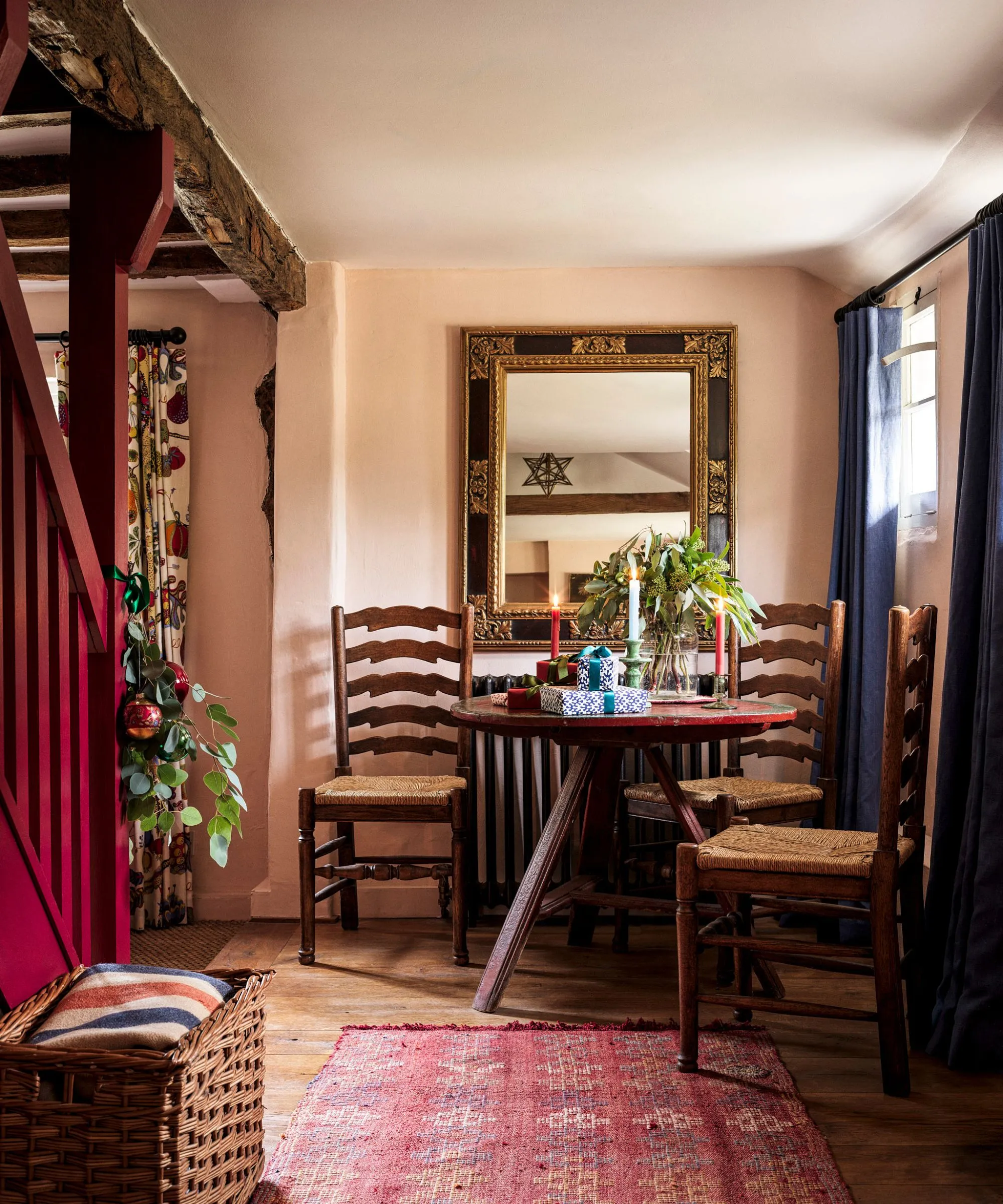 Küche mit einem weißen runden Esstisch und einem Weihnachtsbaum in einer Ecke' loading='lazy' title=