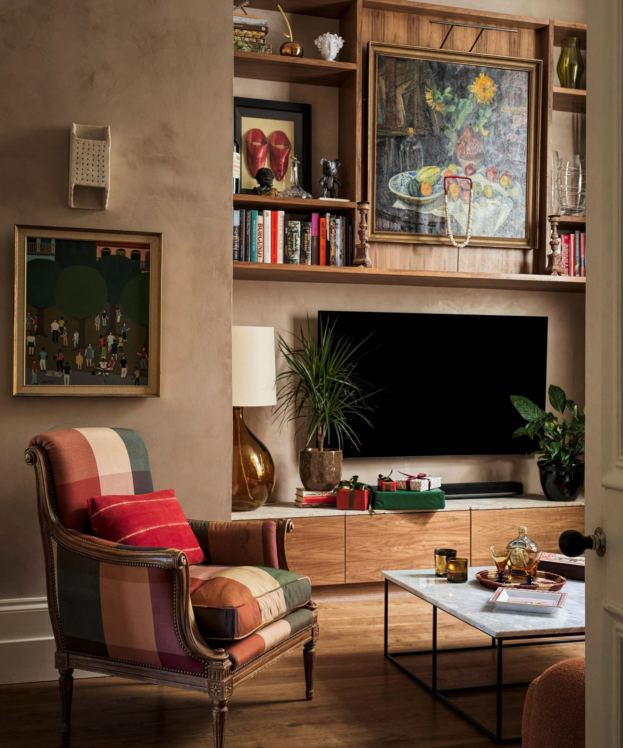 Küche mit Holzboden und Sitzecke mit Sitzbank und roter Kochinsel' loading='lazy' title=