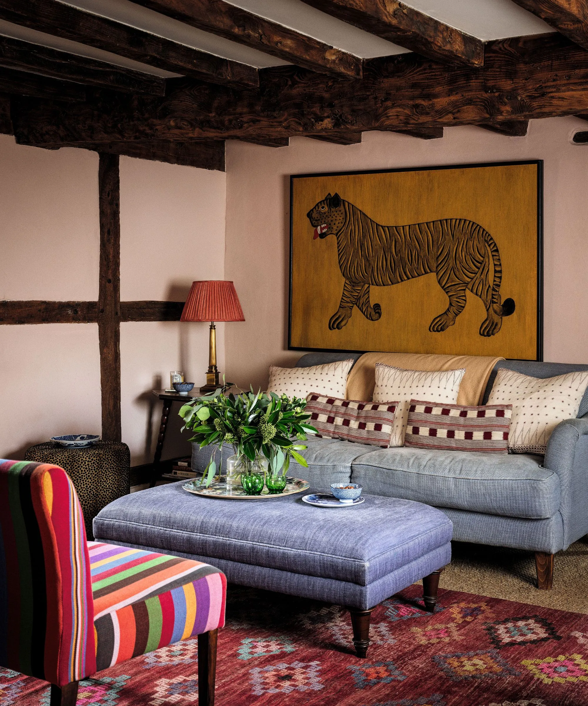 Der weihnachtlich dekorierte Eingangsbereich verfügt über einen Sitzbereich in einer Ecke, der aus einem runden Holztisch und Holzstühlen besteht' loading='lazy' title=