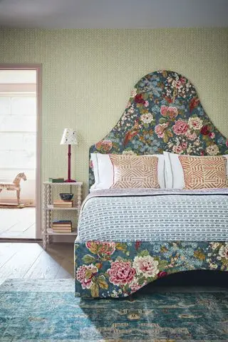 tête de lit florale dans la chambre avec mur vert sauge
