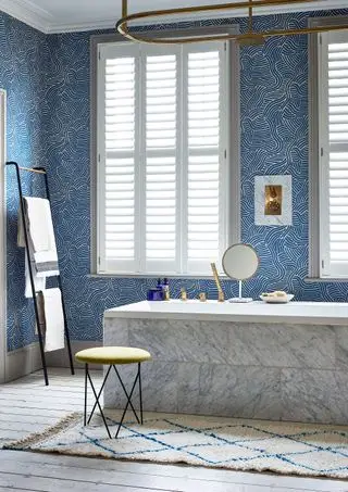 Volets en vinyle dans une salle de bain